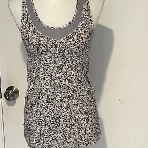 Lululemon Floral Tank Top‎ - Size 6. (No tag but Size Dot) - Picture 1 of 11
